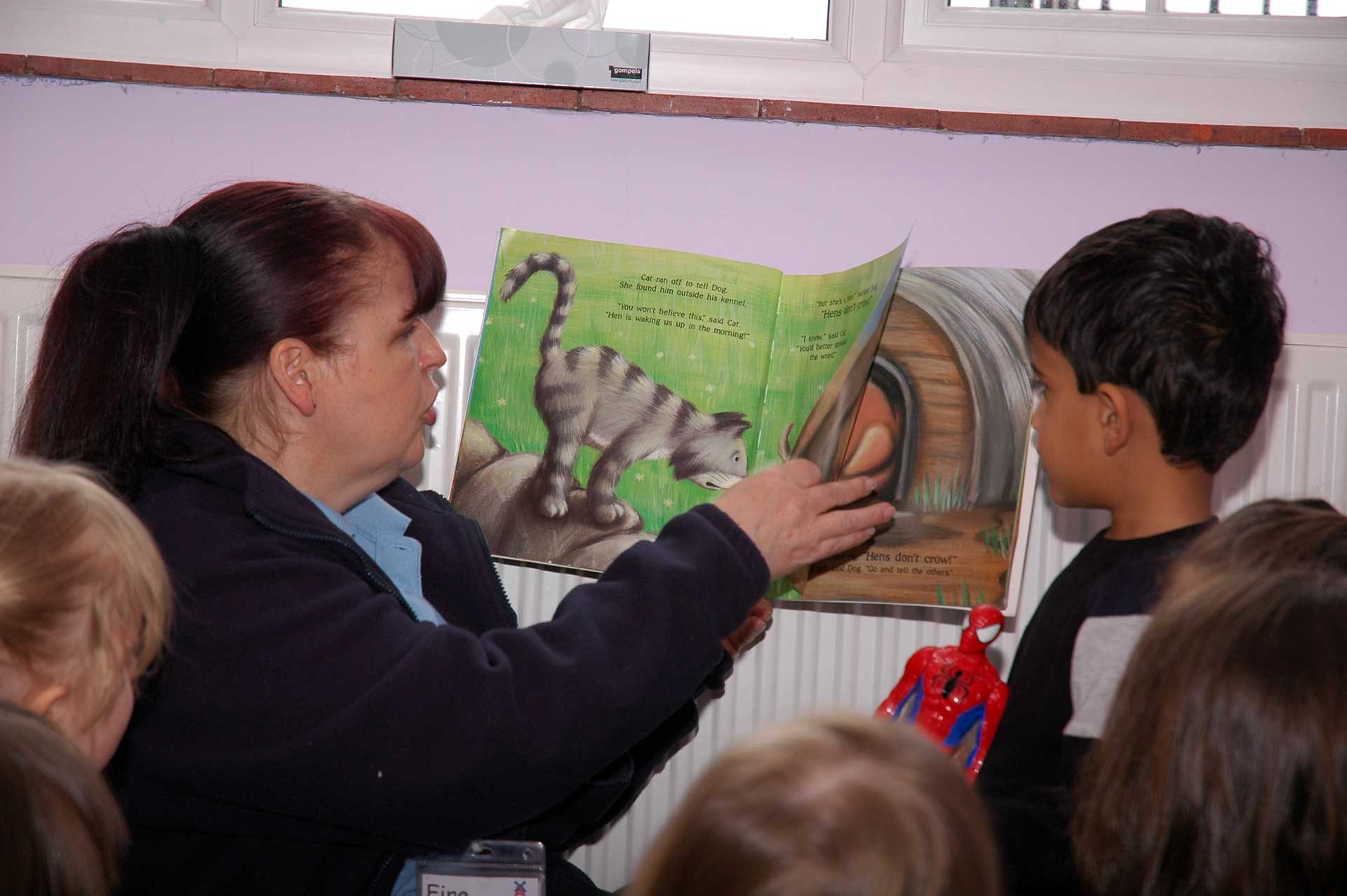 Kathleen-reading-story-to-Akshay-and-others